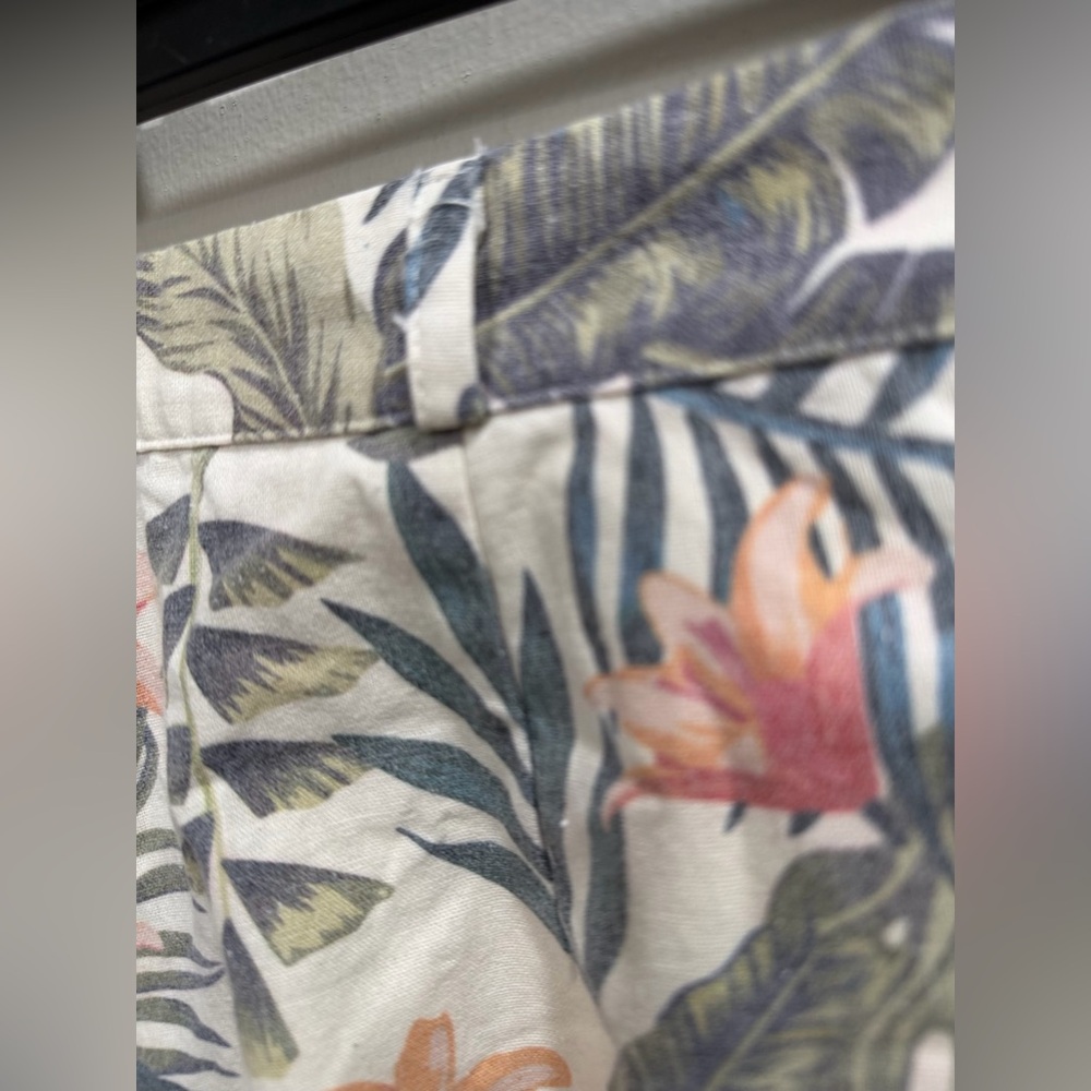 🧡 5 for $25! Balu High-Waist Tropical Pleated Shorts in Cream Floral - Picture 3 of 6